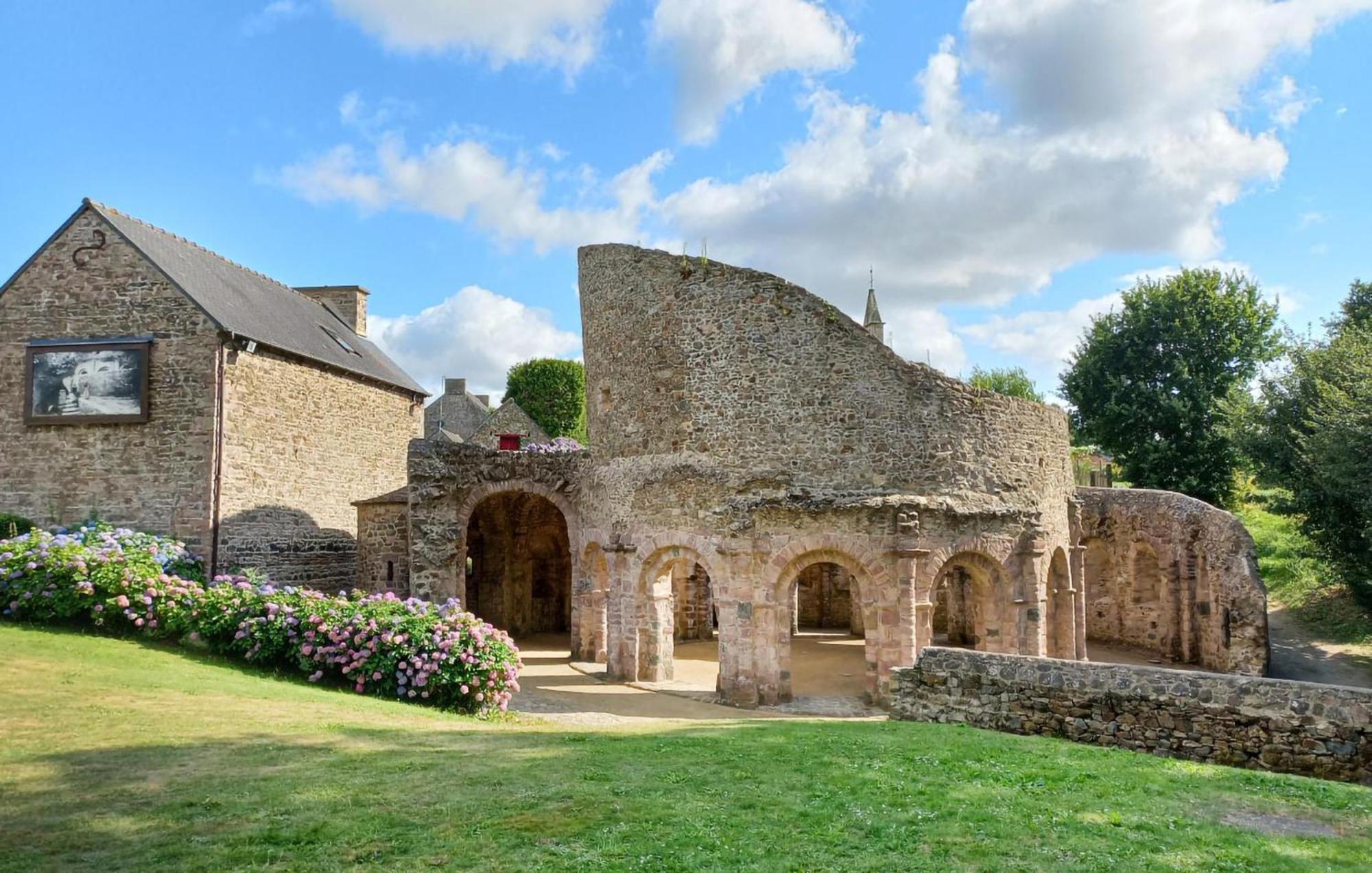 Lovely Home In Le Faouet With Kitchen 外观 照片